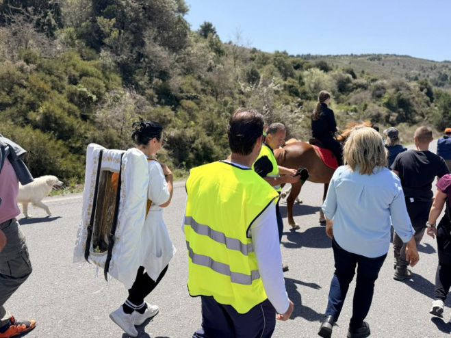 Δρόμος Πίστης στα Δολιανά | Η παράδοση με τη μεταφορά της εικόνας του Αγίου Γεωργίου ενώνει γενιές (εικόνες)