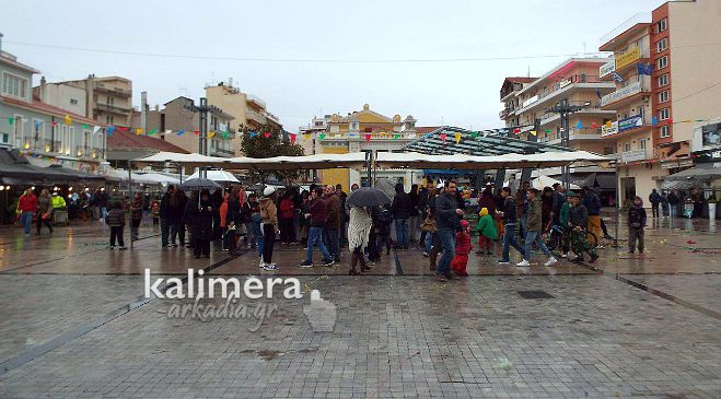 Μούσκεμα τα έκανε ο καιρός για το Party στην «Πετρινού» (vd)