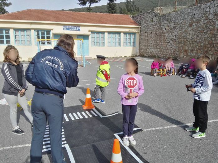 Τρόπαια | Μαθήματα κυκλοφοριακής αγωγής από αστυνομικούς σε μαθητές (εικόνες)