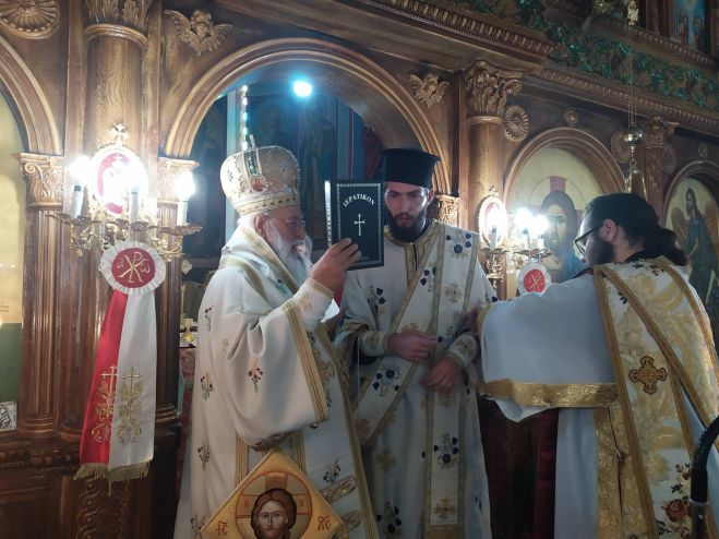&Delta;ά&rho;&alpha; | &Delta;&iota;ά&kappa;&omicron;&nu;&omicron;&sigmaf; &chi;&epsilon;&iota;&rho;&omicron;&tau;&omicron;&nu;ή&theta;&eta;&kappa;&epsilon; &omicron; &Delta;&eta;&mu;ή&tau;&rho;&iota;&omicron;&sigmaf; &Pi;&omicron;&lambda;&upsilon;&delta;ώ&rho;&omicron;&upsilon; (&epsilon;&iota;&kappa;ό&nu;&epsilon;&sigmaf;)