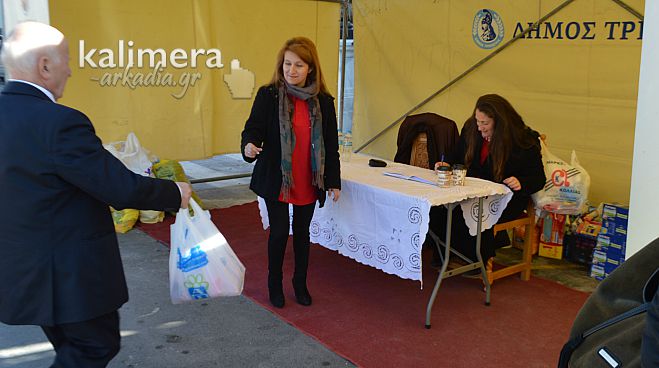 Η Τρίπολη πρόσφερε τρόφιμα ... &quot;για να μην πεινάσει κανείς&quot; (vd)