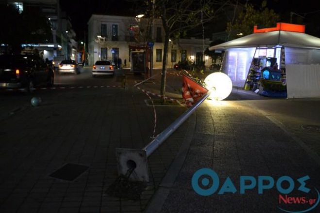 Ισχυροί άνεμοι χτυπούν την Καλαμάτα –Έπεσε κολώνα στην πλατεία
