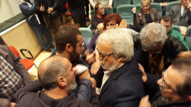 &Epsilon;&pi;&epsilon;&iota;&sigma;ό&delta;&iota;&alpha; &sigma;&tau;&eta;&nu; &omicron;&mu;&iota;&lambda;ί&alpha; &Pi;&epsilon;&tau;&rho;ό&pi;&omicron;&upsilon;&lambda;&omicron;&upsilon; &kappa;&alpha;&iota; &Pi;&alpha;&pi;&alpha;&nu;ά&tau;&sigma;&iota;&omicron;&upsilon; &sigma;&tau;&omicron; &Beta;ό&lambda;&omicron; (vd)