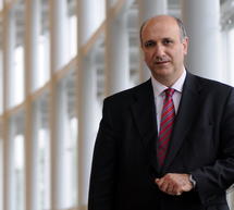 &Tau;&eta; &Delta;&epsilon;&upsilon;&tau;έ&rho;&alpha; &alpha;&nu;&alpha;&lambda;&alpha;&mu;&beta;ά&nu;&epsilon;&iota; &epsilon;&pi;ί&sigma;&eta;&mu;&alpha; &upsilon;&pi;&epsilon;&pi;&epsilon;&rho;&iota;&phi;&epsilon;&rho;&epsilon;&iota;ά&rho;&chi;&eta;&sigmaf; &omicron; &Alpha;&gamma;&gamma;&epsilon;&lambda;ά&kappa;&alpha;&sigmaf;