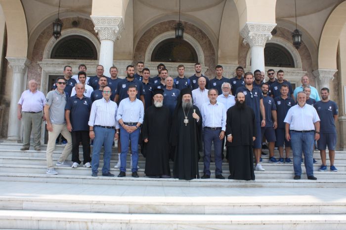 Ο Αρκάς Μητροπολίτης Πατρών Χρυσόστομος ευλόγησε την Εθνική Ομάδα Μπάσκετ! (εικόνες)