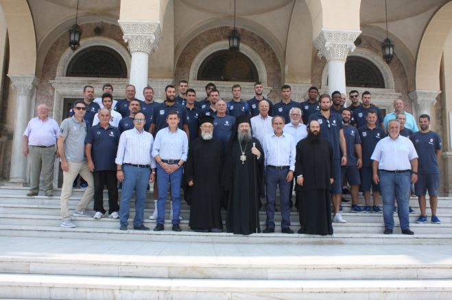 Ο Αρκάς Μητροπολίτης Πατρών Χρυσόστομος ευλόγησε την Εθνική Ομάδα Μπάσκετ! (εικόνες)