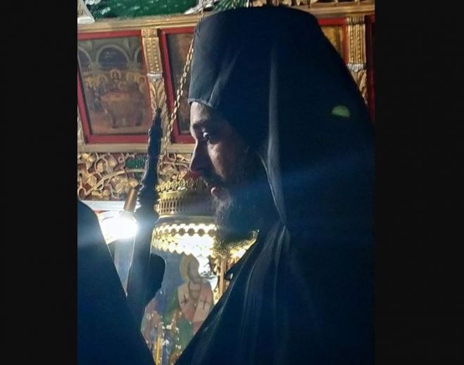 &Mu;&epsilon; &mu;έ&lambda;&iota; ... Ό&chi;&iota; &xi;ύ&delta;&iota;