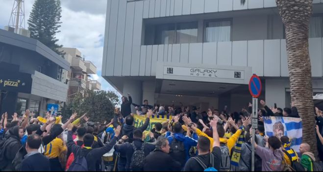 Στην Κρήτη με τον Αστέρα ο Κωνσταντινόπουλος - Το βίντεο με τα συνθήματα έξω από το ξενοδοχείο! (vd)