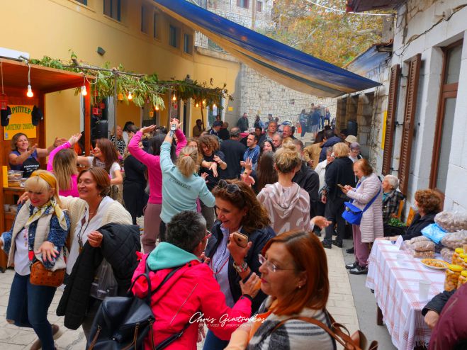 Γέμισαν επισκέπτες τα Άνω Δολιανά για τη Γιορτή Κάστανου (εικόνες)