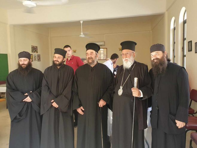 &Sigma;&epsilon; &Kappa;&omicron;&rho;&alpha;&kappa;&omicron;&beta;&omicron;ύ&nu;&iota; &kappa;&alpha;&iota; &Mu;&omicron;&nu;ή &Alpha;&rho;&tau;&omicron;&kappa;&omega;&sigma;&tau;ά&sigmaf; &omicron; &Mu;&eta;&tau;&rho;&omicron;&pi;&omicron;&lambda;ί&tau;&eta;&sigmaf; &Alpha;&lambda;έ&xi;&alpha;&nu;&delta;&rho;&omicron;&sigmaf; (&epsilon;&iota;&kappa;ό&nu;&epsilon;&sigmaf;)