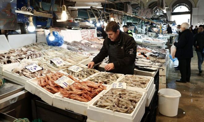 «Αλμυρό» φέτος το σαρακοστιανό τραπέζι | Ακριβότερα έως και 30% τα θαλασσινά και ο χαλβάς