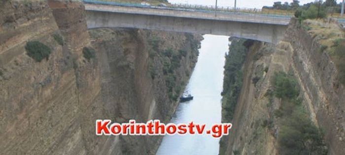 Ά&nu;&delta;&rho;&alpha;&sigmaf; έ&pi;&epsilon;&sigma;&epsilon; &alpha;&pi;ό &tau;&eta; &gamma;έ&phi;&upsilon;&rho;&alpha; &tau;&omicron;&upsilon; &Iota;&sigma;&theta;&mu;&omicron;ύ &sigma;&tau;&eta;&nu; &Kappa;ό&rho;&iota;&nu;&theta;&omicron;