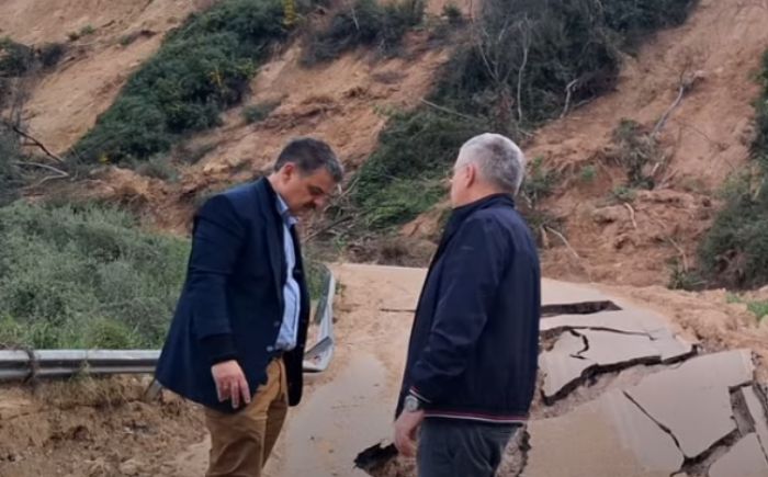 &Mu;ά&kappa;&alpha;&rho;&eta;&sigmaf; - &Phi;&alpha;&rho;ά&nu;&tau;&omicron;&sigmaf;: ''&Omicron;&delta;ό&sigmaf; &Tau;&rho;ί&pi;&omicron;&lambda;&eta;&sigmaf;-&Pi;ύ&rho;&gamma;&omicron;&upsilon;. &Mu;&nu;&eta;&mu;&epsilon;ί&omicron; &Alpha;&delta;&rho;ά&nu;&epsilon;&iota;&alpha;&sigmaf; ή "&Alpha;&xi;&iota;&omicron;&theta;έ&alpha;&tau;&omicron;";'' (vd)