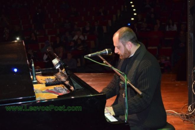 Ο παπάς που τραγουδάει Παντελίδη και... &quot;ρίχνει&quot; το internet! (vd)