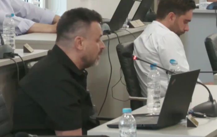 &Alpha;&gamma;&gamma;&epsilon;&lambda;ά&kappa;&omicron;&sigmaf; &gamma;&iota;&alpha; &alpha;&nu;&delta;&rho;&iota;ά&nu;&tau;&alpha; &Kappa;&omicron;&lambda;&omicron;&kappa;&omicron;&tau;&rho;ώ&nu;&eta;: &laquo;&Nu;&tau;&rho;έ&pi;&omicron;&mu;&alpha;&iota; &gamma;&iota;&alpha; &lambda;&omicron;&gamma;&alpha;&rho;&iota;&alpha;&sigma;&mu;ό &tau;&omicron;&upsilon; &delta;&eta;&mu;ά&rho;&chi;&omicron;&upsilon;, &upsilon;&pi;&omicron;&beta;ά&theta;&mu;&iota;&sigma;&epsilon; &tau;&eta;&nu; &pi;ό&lambda;&eta; &mu;&alpha;&sigmaf;&raquo;
