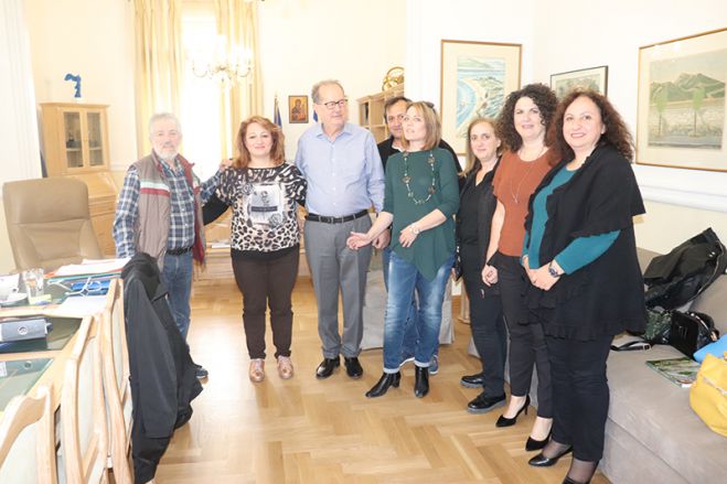 &Mu;&epsilon; &epsilon;&rho;&gamma;&alpha;&zeta;ό&mu;&epsilon;&nu;&omicron;&upsilon;&sigmaf; &tau;&eta;&sigmaf; &Pi;&epsilon;&rho;&iota;&phi;έ&rho;&epsilon;&iota;&alpha;&sigmaf; &sigma;&upsilon;&nu;&alpha;&nu;&tau;ή&theta;&eta;&kappa;&epsilon; &omicron; &Pi;. &Nu;ί&kappa;&alpha;&sigmaf;