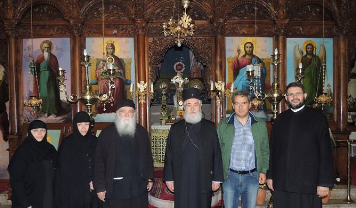 &Sigma;&tau;&omicron; &Epsilon;&lambda;&lambda;&eta;&nu;&iota;&kappa;ό &Gamma;&omicron;&rho;&tau;&upsilon;&nu;ί&alpha;&sigmaf; &omicron; &Mu;&eta;&tau;&rho;&omicron;&pi;&omicron;&lambda;ί&tau;&eta;&sigmaf; &Phi;&omega;&kappa;ί&delta;&alpha;&sigmaf; &Theta;&epsilon;ό&kappa;&tau;&iota;&sigma;&tau;&omicron;&sigmaf; &Kappa;&lambda;&omicron;&upsilon;&kappa;ί&nu;&alpha;&sigmaf; (&epsilon;&iota;&kappa;ό&nu;&epsilon;&sigmaf;)