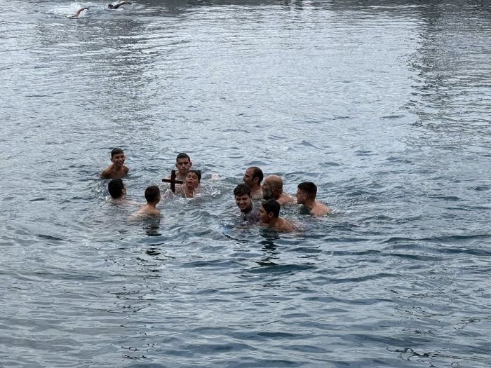 &Mu;&epsilon; &lambda;&alpha;&mu;&pi;&rho;ό&tau;&eta;&tau;&alpha; &kappa;&alpha;&iota; &kappa;&alpha;&tau;ά&nu;&upsilon;&xi;&eta; &omicron; &kappa;&alpha;&theta;&alpha;&gamma;&iota;&alpha;&sigma;&mu;ό&sigmaf; &upsilon;&delta;ά&tau;&omega;&nu; &sigma;&tau;&omicron;&nu; &Tau;&upsilon;&rho;ό (vd)