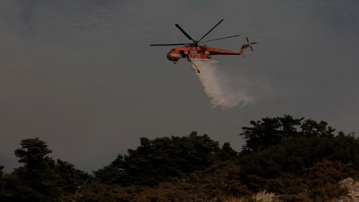 Το Ρωσικό Beriev μαζί με ελικόπτερα και αεροπλάνα ρίχνουν νερό στη Γορτυνία - Πυροσβεστικές δυνάμεις από Τσεχία, Αγγλία, Γαλλία και Γερμανία (vd)