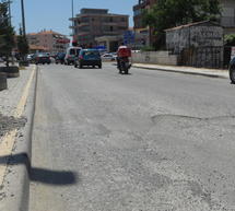 Επικίνδυνες για τους οδηγούς οι μεγάλες λακκούβες στην οδό «Μουτζουροπούλου»
