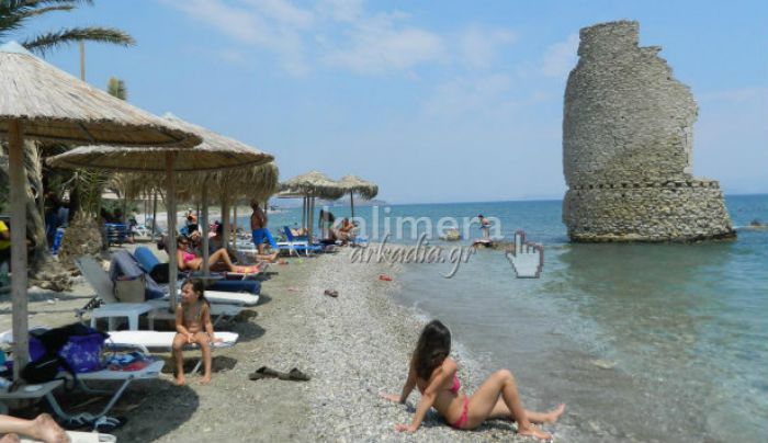 Η πανέμορφη παραλία στην Κυνουρία με τον ανεμόμυλο μέσα στη θάλασσα! (εικόνες)
