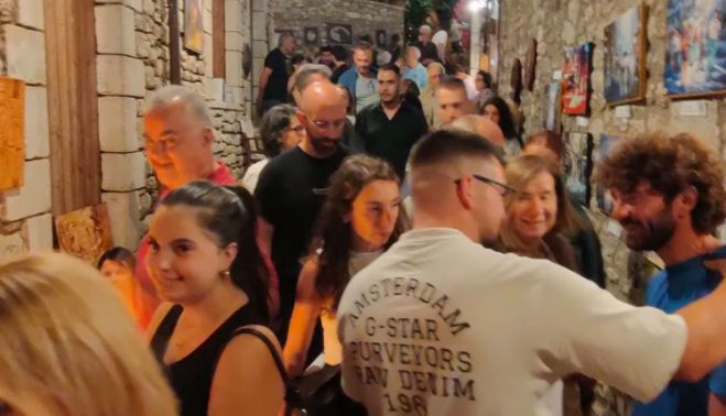 Ό&tau;&alpha;&nu; &eta; &Tau;έ&chi;&nu;&eta; &sigma;&upsilon;&nu;ά&nu;&tau;&eta;&sigma;&epsilon; &tau;&eta; &Mu;&omicron;&upsilon;&sigma;&iota;&kappa;ή &sigma;&tau;&alpha; &sigma;&omicron;&kappa;ά&kappa;&iota;&alpha; &tau;&eta;&sigmaf; &Kappa;&alpha;&rho;ύ&tau;&alpha;&iota;&nu;&alpha;&sigmaf; (&epsilon;&iota;&kappa;ό&nu;&epsilon;&sigmaf; - &beta;ί&nu;&tau;&epsilon;&omicron;)