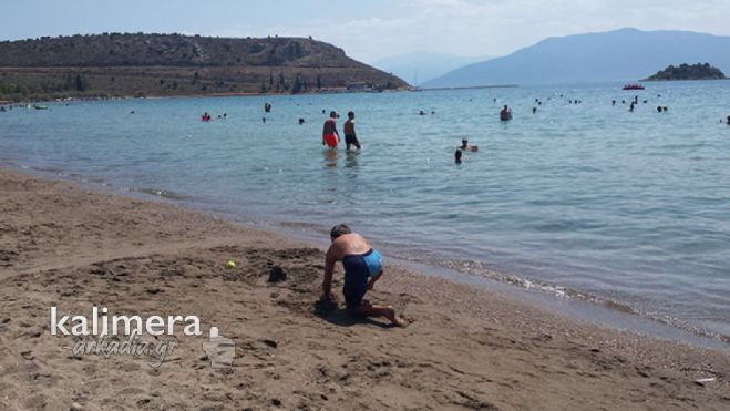 Μπάνιο στη θάλασσα με αποστάσεις ασφαλείας και μάσκες στην παραλία;