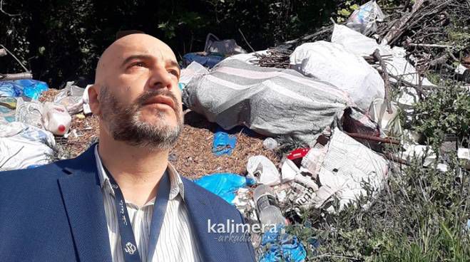 Γορτυνία | «Υπαίθρια χωματερή» στο χωριό Νεοχώρι καταγγέλλει ο Μ. Λύτρας (vd)