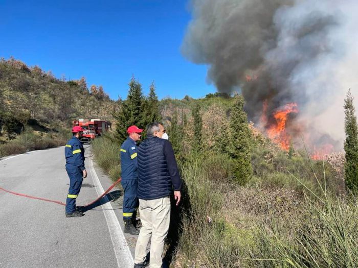 Μεγάλη πυρκαγιά ανάμεσα σε Κεραστάρι και Αραχαμίτες - Ισχυρές δυνάμεις της Πυροσβεστικής - Στο μέτωπο της φωτιάς και ο Δήμαρχος (εικόνες)