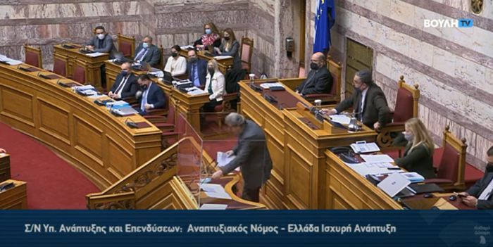 &Nu;έ&omicron; &epsilon;&pi;&epsilon;&iota;&sigma;ό&delta;&iota;&omicron; &mu;&epsilon; &Pi;&omicron;&lambda;ά&kappa;&eta; &sigma;&tau;&eta; &Beta;&omicron;&upsilon;&lambda;ή | T&omicron;&upsilon; έ&kappa;&lambda;&epsilon;&iota;&sigma;&epsilon; &tau;&omicron; &mu;&iota;&kappa;&rho;ό&phi;&omega;&nu;&omicron; &omicron; &Alpha;&theta;&alpha;&nu;&alpha;&sigma;ί&omicron;&upsilon;, &delta;&iota;&alpha;&kappa;ό&pi;&eta;&kappa;&epsilon; &eta; &sigma;&upsilon;&nu;&epsilon;&delta;&rho;ί&alpha;&sigma;&eta; (vd)