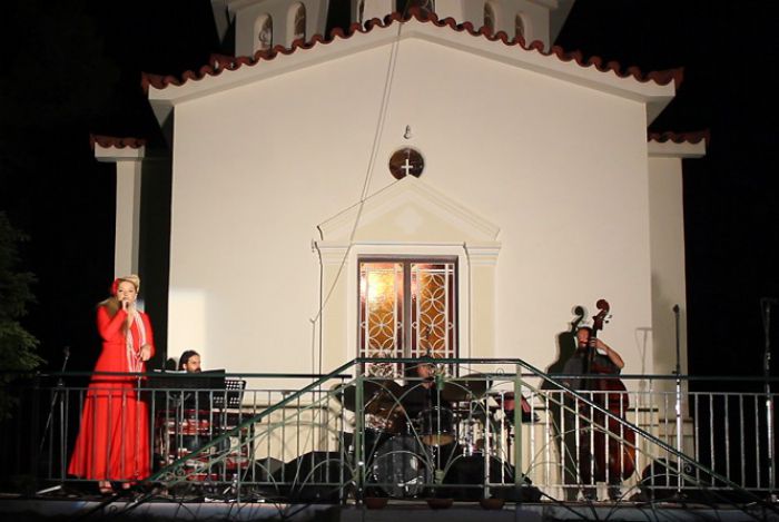 Τραγούδια υπό το φως του αυγουστιάτικου φεγγαριού, στο μαγευτικό άλσος του Αη-Λια