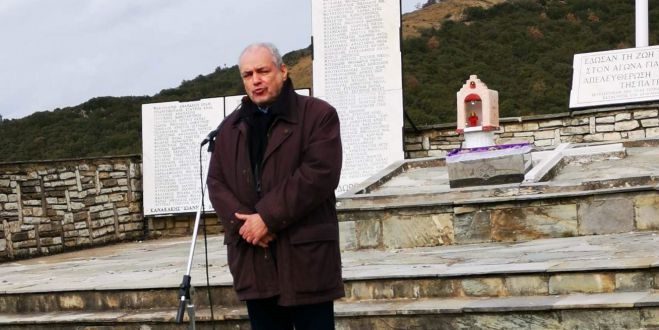 &Sigma;&tau;&iota;&sigmaf; &Beta;ί&gamma;&lambda;&epsilon;&sigmaf; &omicron; &Pi;&alpha;&pi;&alpha;&eta;&lambda;&iota;&omicron;ύ: "&Eta; &iota;&sigma;&tau;&omicron;&rho;&iota;&kappa;ή &mu;&nu;ή&mu;&eta; &alpha;&pi;&omicron;&tau;&epsilon;&lambda;&epsilon;ί &sigma;&tau;&omicron;&iota;&chi;&epsilon;ί&omicron; &tau;&eta;&sigmaf; &epsilon;&theta;&nu;&iota;&kappa;ή&sigmaf; &tau;&alpha;&upsilon;&tau;ό&tau;&eta;&tau;&alpha;&sigmaf; &epsilon;&nu;ό&sigmaf; &lambda;&alpha;&omicron;ύ"