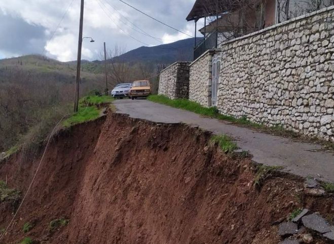 Κατολίσθηση στο Πετροβούνι Μεγαλόπολης | Καταγγελία για κατεστραμμένο δρόμο (εικόνες)