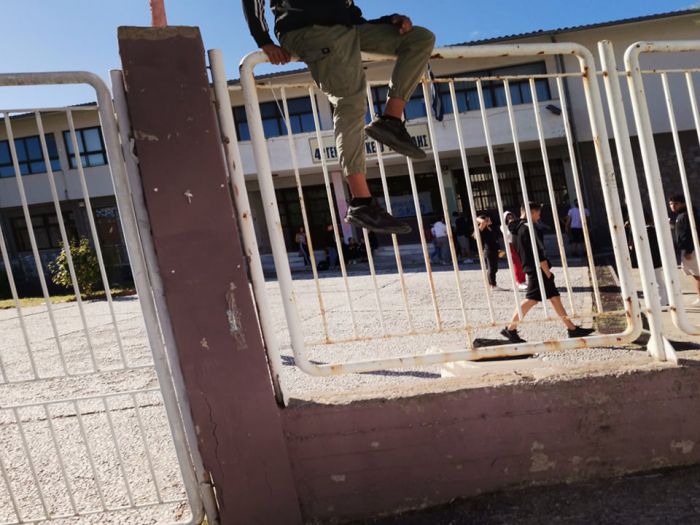 Κατάληψη στο 4ο Λύκειο Τρίπολης | "Είμαστε 25 άτομα σε κάθε αίθουσα. Καθηγητές και μαθητές κοντεύουν να λιποθυμήσουν" (vd)