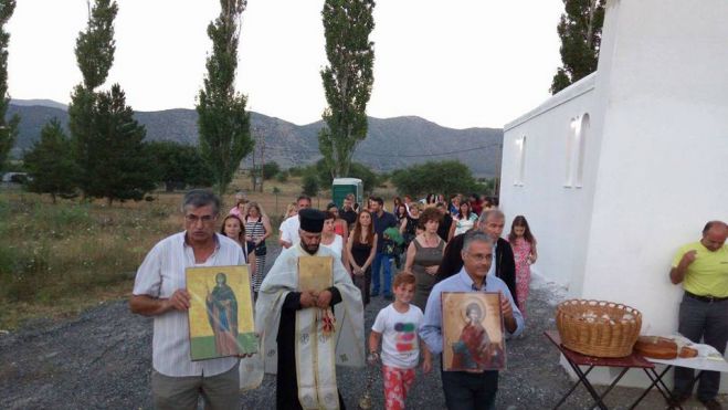 &Tau;&rho;ί&pi;&omicron;&lambda;&eta; | &Eta; &gamma;&iota;&omicron;&rho;&tau;ή &tau;&omega;&nu; &tau;&rho;&iota;&tau;έ&kappa;&nu;&omega;&nu; &sigma;&tau;&omicron; &epsilon;&xi;&omega;&kappa;&lambda;ή&sigma;&iota; &tau;&eta;&sigmaf; &Alpha;&gamma;ί&alpha;&sigmaf; &Pi;&alpha;&rho;&alpha;&sigma;&kappa;&epsilon;&upsilon;ή&sigmaf; (&epsilon;&iota;&kappa;ό&nu;&epsilon;&sigmaf;)