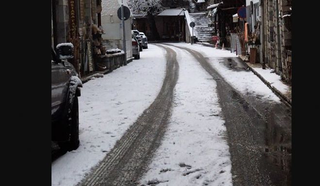 Χιονίζει στα όμορφα Λαγκάδια! (vd)