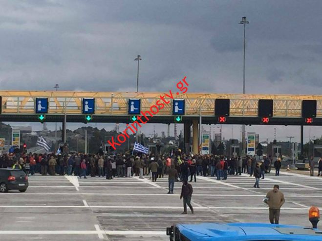 Αγρότες άνοιξαν τα διόδια του Ισθμού (vd)