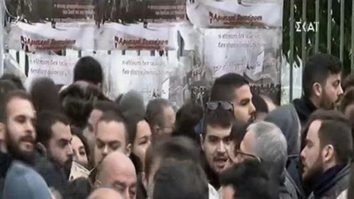 Ένταση στο Πολυτεχνείο | Προπηλάκισαν βουλευτές του ΣΥΡΙΖΑ (vd)