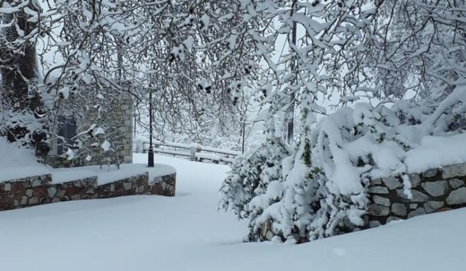 Η αγνότητα του λευκού στα πανέμορφα Άνω Δολιανά! (εικόνες)