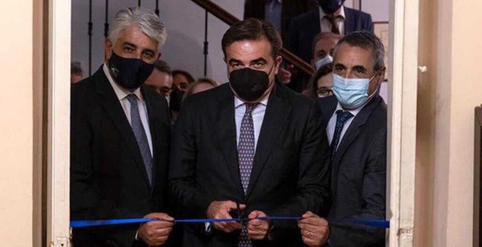 &Eta; "&kappa;&alpha;&rho;&delta;&iota;ά" &tau;&eta;&sigmaf; &Epsilon;&upsilon;&rho;ώ&pi;&eta;&sigmaf; &chi;&tau;&upsilon;&pi;ά &tau;&eta;&nu; &Tau;&rho;ί&pi;&omicron;&lambda;&eta;! (&epsilon;&iota;&kappa;ό&nu;&epsilon;&sigmaf;)