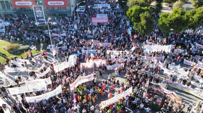 &Sigma;&tau;&omicron; &sigma;&upsilon;&lambda;&lambda;&alpha;&lambda;&eta;&tau;ή&rho;&iota;&omicron; &tau;&eta;&sigmaf; &Theta;&epsilon;&sigma;&sigma;&alpha;&lambda;&omicron;&nu;ί&kappa;&eta;&sigmaf; &sigma;&upsilon;&mu;&mu;&epsilon;&tau;&epsilon;ί&chi;&epsilon; &tau;&omicron; &Sigma;&omega;&mu;&alpha;&tau;&epsilon;ί&omicron; &Epsilon;&rho;&gamma;&alpha;&zeta;&omicron;&mu;έ&nu;&omega;&nu; &Alpha;&rho;&kappa;&alpha;&delta;ί&alpha;&sigmaf;