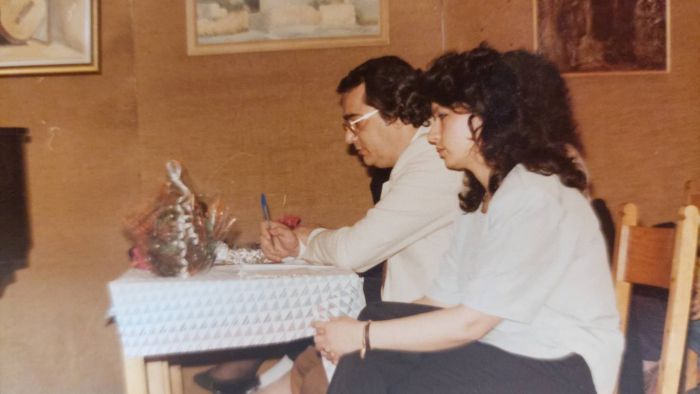 &Epsilon;&lambda;έ&nu;&eta; &Alpha;&lambda;&epsilon;&xi;&omicron;&pi;&omicron;ύ&lambda;&omicron;&upsilon;: "&Sigma;&upsilon;&gamma;&kappa;&lambda;&omicron;&nu;&iota;&sigma;&mu;έ&nu;&eta; &alpha;&pi;&omicron;&chi;&alpha;&iota;&rho;&epsilon;&tau;ώ &tau;&omicron;&nu; &delta;ά&sigma;&kappa;&alpha;&lambda;&omicron;, &sigma;&upsilon;&nu;&epsilon;&rho;&gamma;ά&tau;&eta; &kappa;&alpha;&iota; &phi;ί&lambda;&omicron;, &Gamma;&iota;ώ&rho;&gamma;&omicron; &Kappa;&alpha;&rho;&kappa;&omicron;ύ&lambda;&eta;"