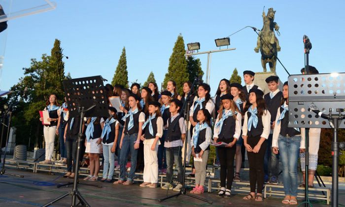 Ά&lambda;&lambda;&eta; &mu;ί&alpha; &upsilon;&pi;έ&rho;&omicron;&chi;&eta; &mu;&omicron;&upsilon;&sigma;&iota;&kappa;ή &beta;&rho;&alpha;&delta;&iota;ά &sigma;&tau;&omicron; &Phi;&epsilon;&sigma;&tau;&iota;&beta;ά&lambda; &Pi;&epsilon;&lambda;&omicron;&pi;&omicron;&nu;&nu;ή&sigma;&omicron;&upsilon; (&epsilon;&iota;&kappa;ό&nu;&epsilon;&sigmaf;)