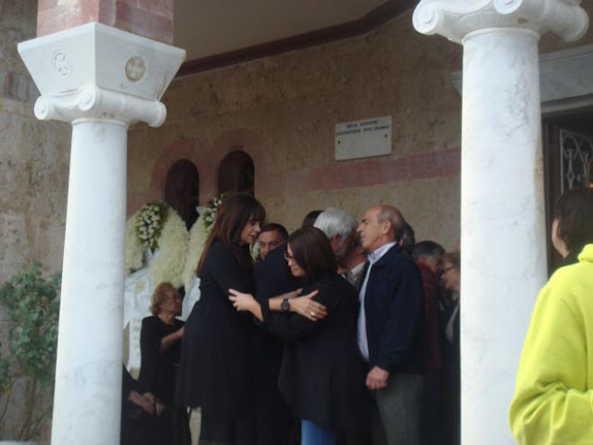 &Tau;&omicron; &tau;&epsilon;&lambda;&epsilon;&upsilon;&tau;&alpha;ί&omicron; "&alpha;&nu;&tau;ί&omicron;" &sigma;&tau;&eta;&nu; &Pi;&alpha;&rho;&alpha;&sigma;&kappa;&epsilon;&upsilon;ή &Tau;&alpha;&tau;&omicron;ύ&lambda;&eta; ... (&epsilon;&iota;&kappa;ό&nu;&epsilon;&sigmaf;)