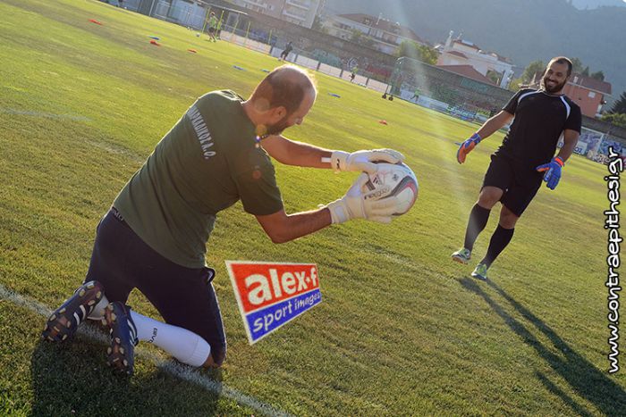 Φόρεσε και πάλι τα ποδοσφαιρικά του γάντια ο Κώστας Μανιάτης! (vd)