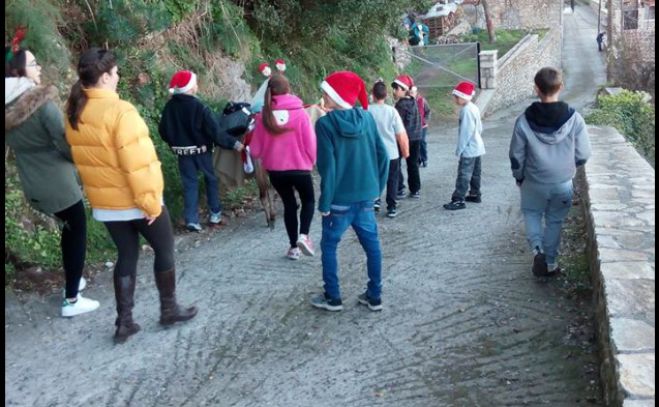 Καρύταινα - Παιδιά μοίρασαν ημερολόγια και είπαν Χριστουγεννιάτικα τραγούδια!
