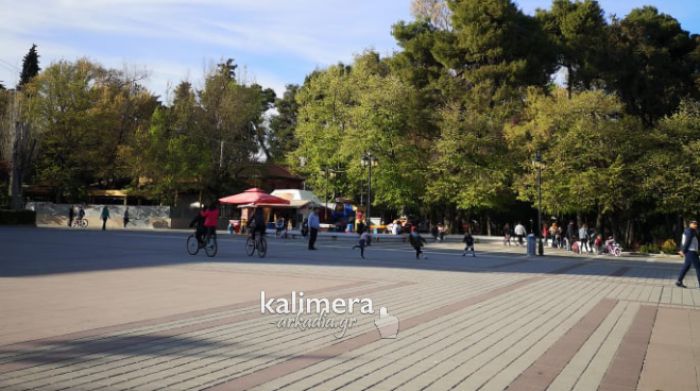 &Mu;&epsilon; &pi;&alpha;&iota;&delta;&iota;&kappa;έ&sigmaf; &phi;&omega;&nu;έ&sigmaf; "&gamma;έ&mu;&iota;&sigma;&epsilon;" &eta; &pi;&lambda;&alpha;&tau;&epsilon;ί&alpha; Ά&rho;&epsilon;&omega;&sigmaf; &sigma;&tau;&eta;&nu; &Tau;&rho;ί&pi;&omicron;&lambda;&eta;! (vd)
