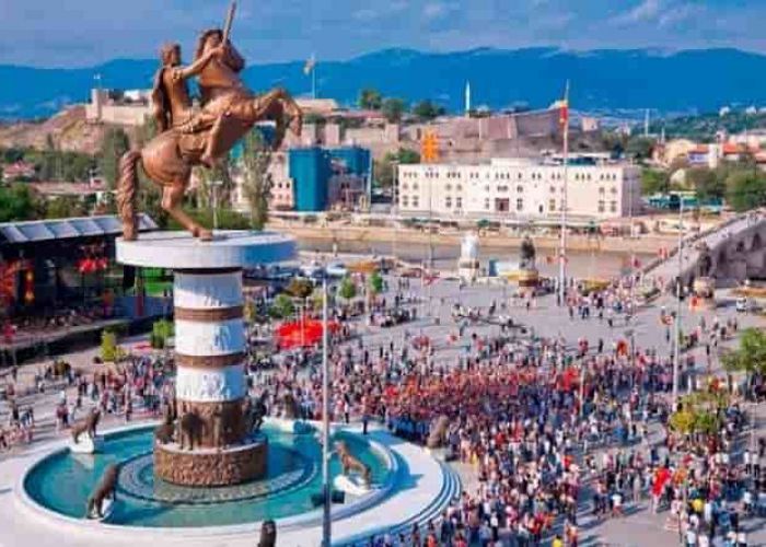 Τελειώνει το παραμύθι περί &quot;Μακεδονίας&quot; - Στα Σκόπια γκρεμίζουν τα αγάλματα του Μ. Αλέξανδρου!