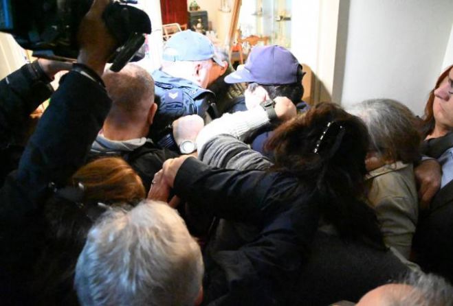 Βουλευτές και γείτονες μπούκαραν στο διαμέρισμα της δημοσιογράφου Ιωάννας Κολοβού και σταμάτησαν την έξωση (εικόνες)