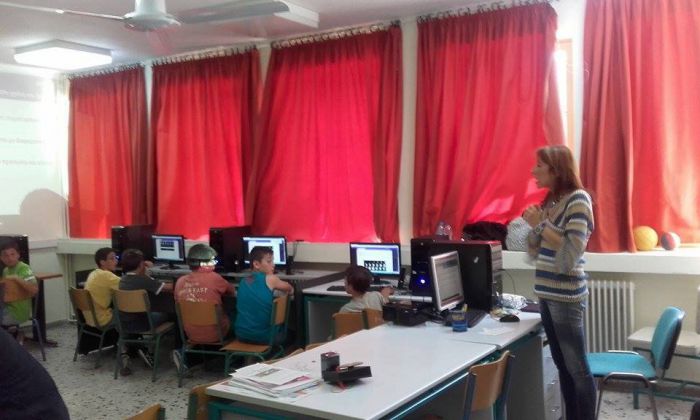 &Epsilon;&pi;&iota;&mu;&omicron;&rho;&phi;&omega;&tau;&iota;&kappa;ή &sigma;&upsilon;&nu;ά&nu;&tau;&eta;&sigma;&eta; &sigma;&tau;&omicron; &Delta;&eta;&mu;&omicron;&tau;&iota;&kappa;ό &Sigma;&chi;&omicron;&lambda;&epsilon;ί&omicron; &Lambda;&epsilon;&omega;&nu;&iota;&delta;ί&omicron;&upsilon; (&epsilon;&iota;&kappa;ό&nu;&epsilon;&sigmaf;)